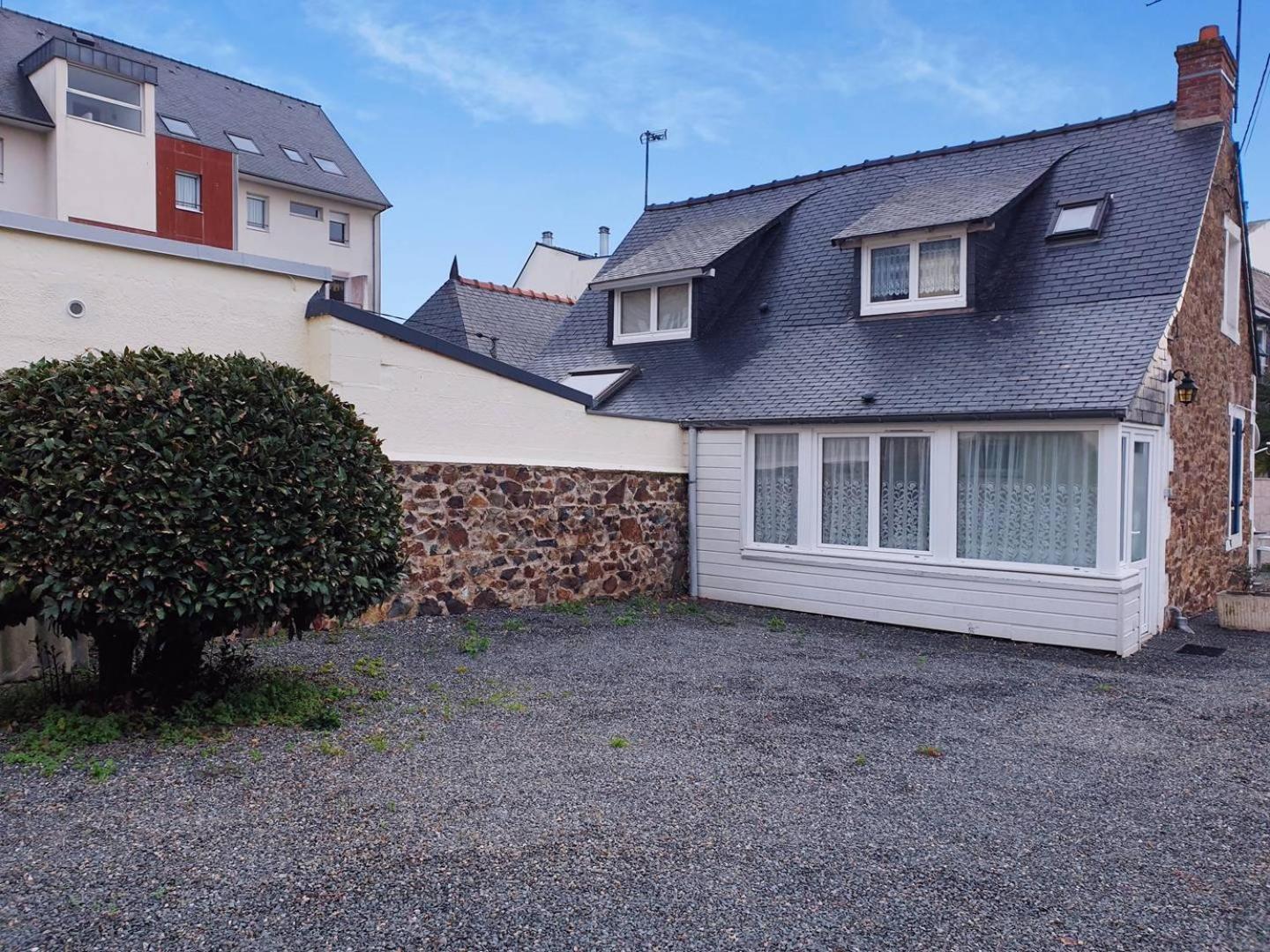 Maisonnette A 150m Du Centre-ville Et Des Commerces A - Ref 922 Villa